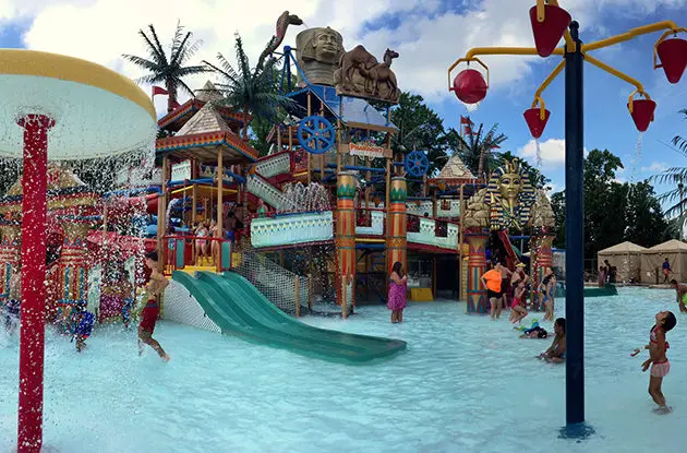 https://www.cityguideny.com/columnpic2/camelback-resort-pool.jpg