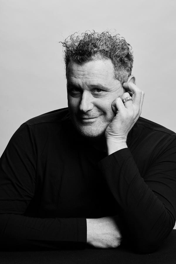 Isaac Mizrahi returns to Café Carlyle at Café Carlyle