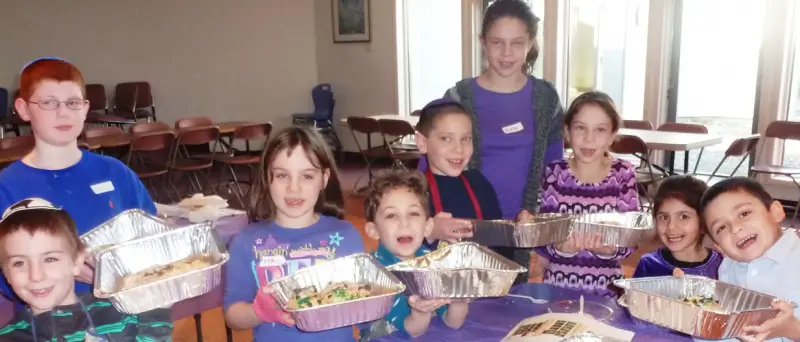 kids making challah